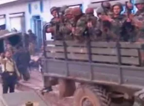 Suriye'de tanklar cesetleri eziyor (Video)