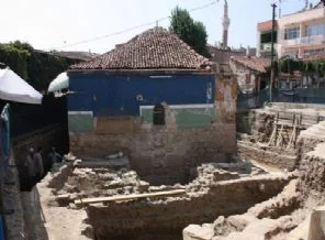 Türbe yıkılma tehlikesi taşıyor