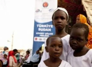 Türk doktorlar Sudan'da 6 bin çocuğu sünnet etti