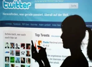 Twitter takipçisini evle ödüllendirdi
