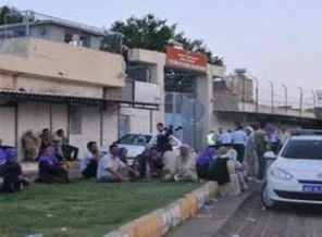 Yaşayan mahkumların aileleri cezaevi önünde kurban kesti