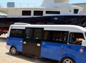 Yat ile minibüs çarpıştı