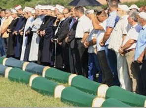20 yıl önce katledilenler gözyaşlarıyla defnedildi