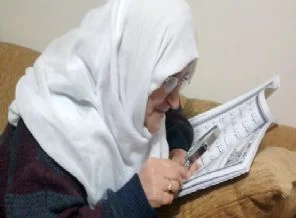 65 yaşında büyüteçle Kur'an öğrendi