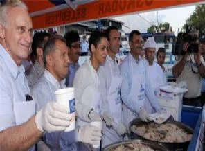 ABD'li bakan yardımcısı Üsküdar'da iftar yemeği dağıttı