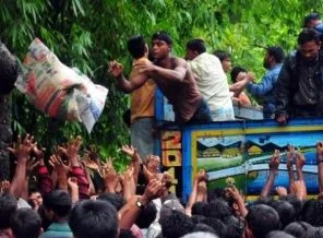 Bangladeş'te insani yardım izdihamı