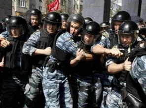 Bu kez göstericiler biber gazı sıktı