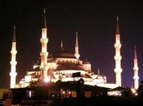 Camiler Ramazan için gül suyu ile yıkanıyor