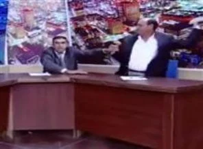 Canlı yayında ayakkabı fırlatıp silah çekti!