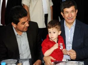 Davutoğlu ilk iftarını çocuklarla yaptı