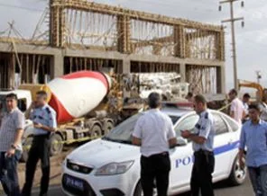 Diyarbakır'da inşaat çöktü: 3 yaralı