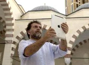 Elde iPad, yalın ayak Mimar Sinan gezisi
