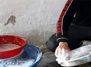 Erkekler ev işi yapın!