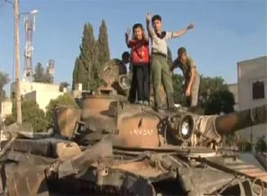 Esed'in tankları, çocuklara oyuncak oldu