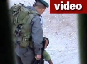Filistinli çocuğu tekmelerken görüntülendi