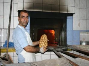 Fırıncılar, buzlu torbayla serinliyor