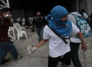 Guatemala'da öğrenciler sokaklarda