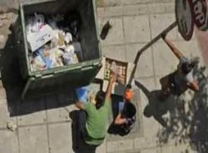 Halk çöpleri karıştırmaya başladı