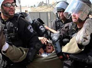 İsrail, Gazze'de üç Filistinli'yi tutukladı