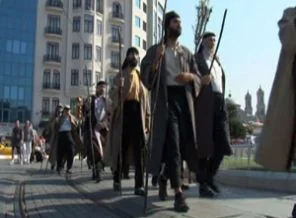 İstiklal'de sarıklı, cübbeli yürüyüş