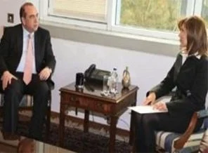 Karı-Koca büyükelçiler rejimi terk etti