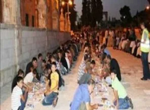 Mescid-i Aksa'da namaz kılanlara iftar yemeği