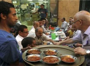 Mısır ordusu sokak iftarlarıyla imaj yeniliyor