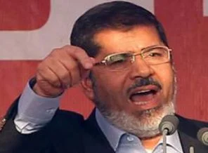 Mısırlılar Mursi'nin kararını tartışıyor