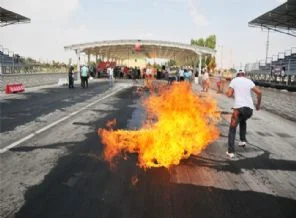 Motor sporlarına alevli protesto