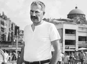 Müdür dediğin okulu gözetler