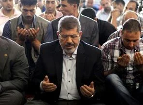 Mursi, yetkilerini devralmaya çağrıldı