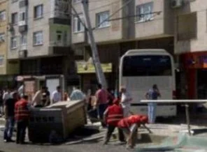 Otobüs tramvay durağına girdi