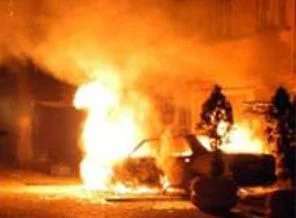 Polis aracını 'dalga geçmek' için yakmışlar