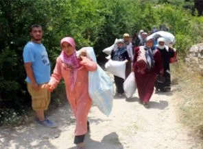 Türkiye'ye kaçarak, canlarını kurtarıyorlar