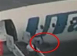 Uçaktan kafa üstü düştü