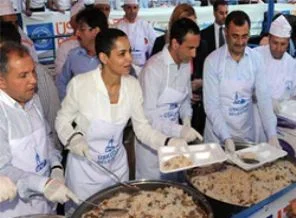 Üsküdar'da iftariyeyi ABD'li bakan yardımcısı dağıttı