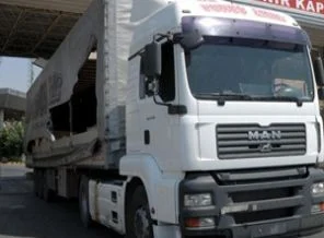 Yağmalanan tırlar Türkiye'ye getiriliyor