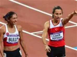 Aslı ve Gamze koştu, spiker çıldırdı