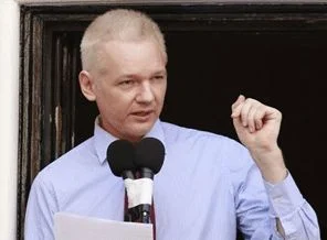 Assange balkondan seslendi: Cadı avı dursun!