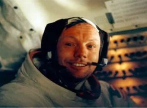 Ay'a ilk ayak basan astronot öldü