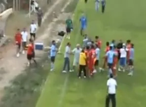 Bu kez hakem futbolcuyu dövdü / VİDEO