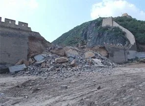 Çin seddi yağmura dayanamadı