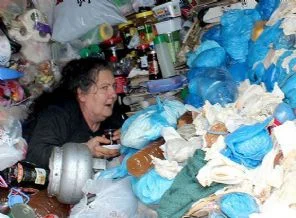 Çöplerin ortasında çay keyfi!