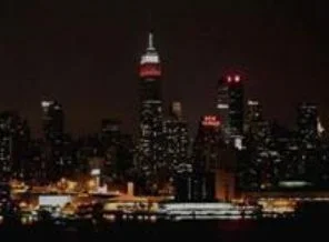 'Empire State' binası kırmızı beyaza büründü