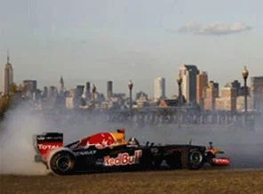 Formula 1 aracı milli marş söyledi