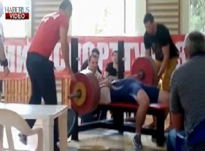 Göğsüne 180 kilogram halter düşüren Rus sporcu öldü