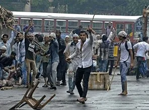 Hindistan'da on binlerce Müslüman meydanlarda