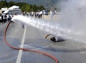 İtfaiye eri hortumu elinden kaçırınca