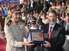 Mısırlılar generallerin gidişini kutluyor