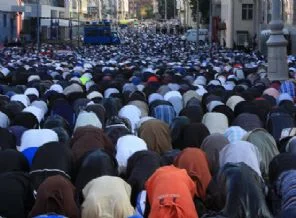 Moskova'da yüzbinlerce kişi sokakta namaz kıldı